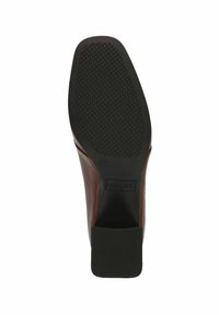 Chaussure en cuir marron avec une semelle en caoutchouc noir texturé. Elle présente un bout arrondi et un talon bas en bloc avec une finition lisse.