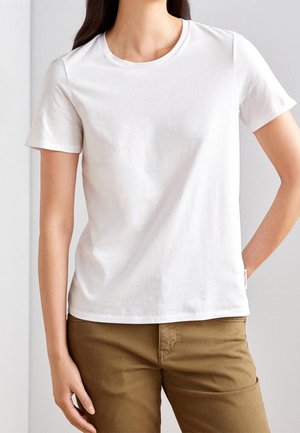 Camiseta blanca de manga corta con cuello redondo, hecha de algodón suave, con un diseño minimalista y sin patrones visibles.