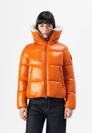 Oranje pufferjack met een hoge kraag, glanzende afwerking en gevoerde secties. Voorzien van een ritssluiting aan de voorkant en drukknopzakken. Binnenvoering van bont.