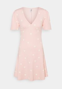 Rosa kurzärmliges Kleid mit V-Ausschnitt, versehen mit einem floralen Muster aus weißer Gänseblümchen mit gelbem Mittelpunkt, hergestellt aus weichem, elastischem Stoff.