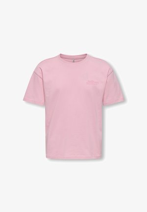 T-shirt rosa chiaro a maniche corte con scollo tondo e piccolo testo "The Strawberry Sweetness" stampato sul petto sinistro.