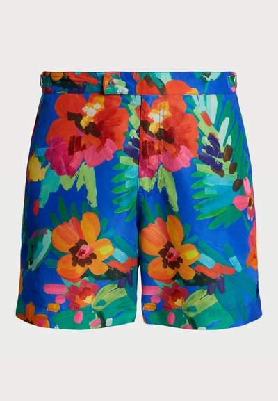 Ziedu peldšorti ar dzīvīgu zilu pamatu un lieliem sarkaniem, oranžiem un rozā ziediem, zaļām lapām un pogu aizdari jostasvietā.