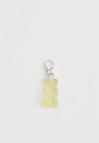 Gul godisbjörn-charms i resin med metallisk silverklämma. Har rundade kanter och en lätt textur på ytan.