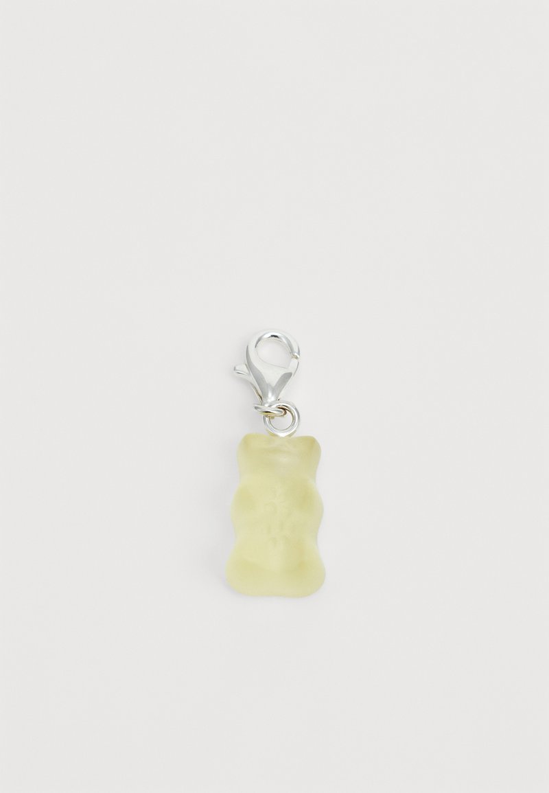 Gul godisbjörn-charms i resin med metallisk silverklämma. Har rundade kanter och en lätt textur på ytan.