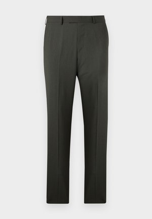 Σκούρο γκρι ανδρικό κομψό παντελόνι με θηλιές για ζώνη και πτυχή μπροστά, εμφανίζεται σε λευκό φόντο.