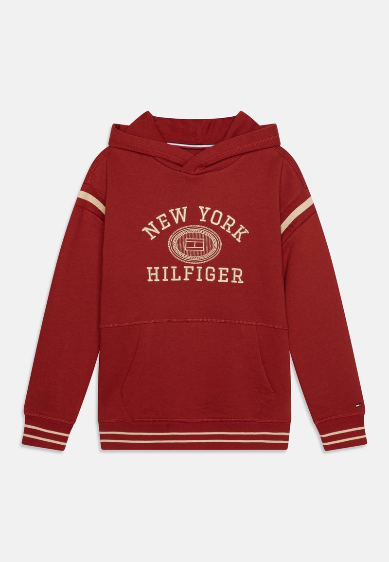 Sweat à capuche rouge avec des bandes beiges sur les manches et l'ourlet, poche avant, et texte « New York Hilfiger » avec logo sur la poitrine.