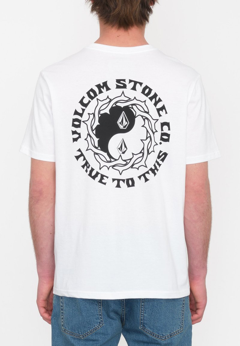 Witte katoenen t-shirt met een grote zwarte grafiek met een draaiend ontwerp en tekst die zegt "VOLCOM STONE CO. TRUE TO THIS" op de achterkant.