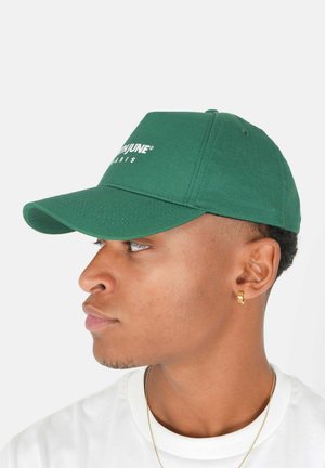 Cappellino da baseball verde in cotone, con visiera curva e testo del logo bianco sul davanti. Texture liscia, chiusura posteriore regolabile.