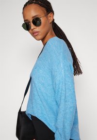 Vero Moda VMCREWLEFILE V-NECK NOOS - Strikkegenser - bonnie blue