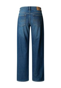 Zadajni pogled na klasične modre kavbojke iz jeansa z dvema zadnjima žepoma, ravnimi hlačnicami in rjavim usnjenim značkom na pasu.