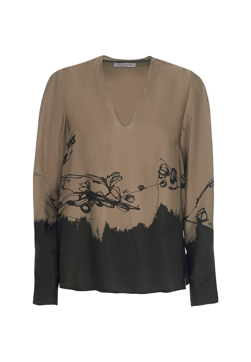 Blusa a maniche lunghe in beige e nero con scollatura a V. Presenta un design astratto floreale nero nella parte superiore e una sezione inferiore nera uniforme.