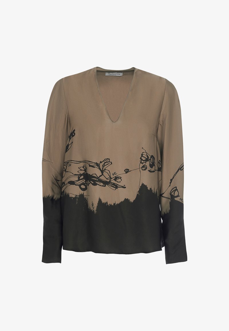 Blusa a maniche lunghe in beige e nero con scollatura a V. Presenta un design astratto floreale nero nella parte superiore e una sezione inferiore nera uniforme.