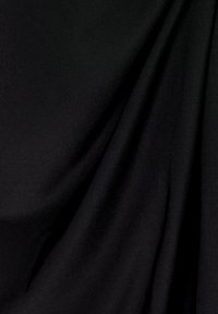Tessuto nero con una texture liscia e leggermente lucida, caratterizzato da morbidi drappeggi e dolci pieghe. Il materiale appare leggero ed elastico.