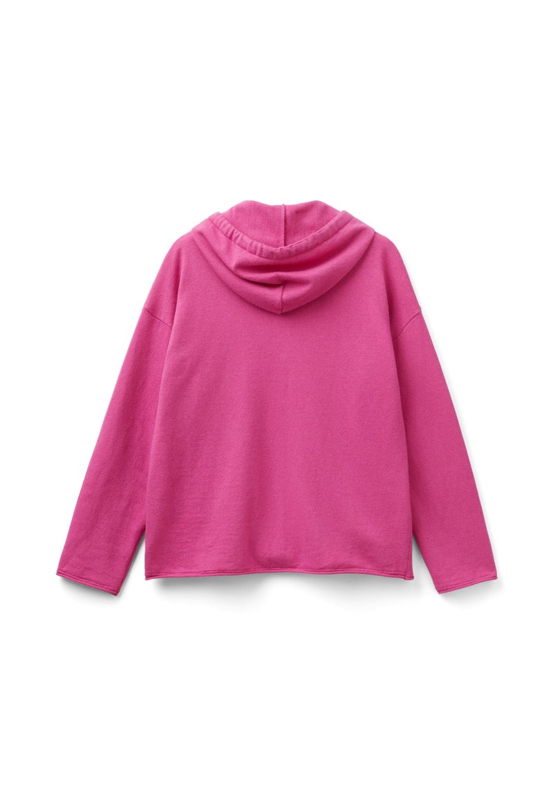 Różowy pulower z kapturem o klasycznym designie, z długimi rękawami, luźnym krojem oraz sznurkiem do regulacji, wykonany z miękkiej, teksturowanej tkaniny.