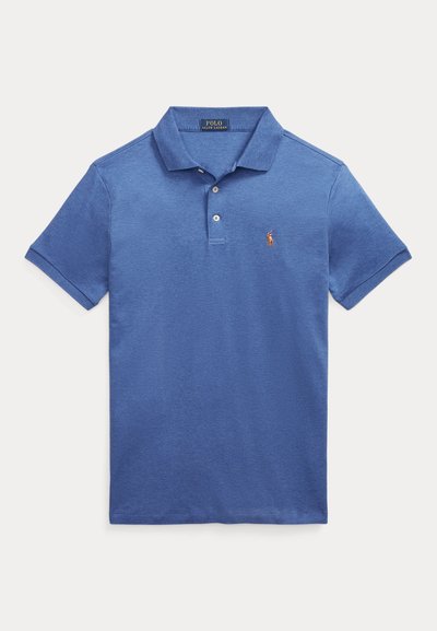 Polo bleu à manches courtes avec deux boutons et un petit logo brodé sur la poitrine gauche.