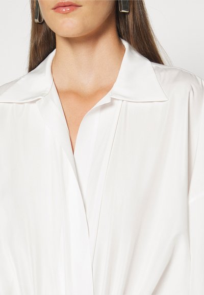 Norma Kamali SUPER OVERSIZED BOYFRIEND SHIRT BODYSUIT - Μπλούζα - snow white