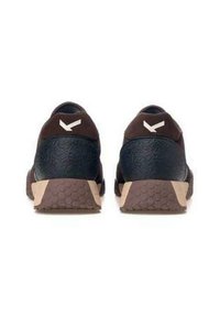 Le scarpe sportive di colore marrone scuro e nero presentano un design testurizzato, un tallone imbottito e una suola in gomma beige con un battistrada a motivo.