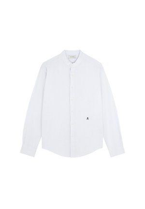 Camisa blanca de manga larga con botones, con sutiles rayas verticales y un pequeño logo de calavera y huesos cruzados en la parte inferior izquierda.