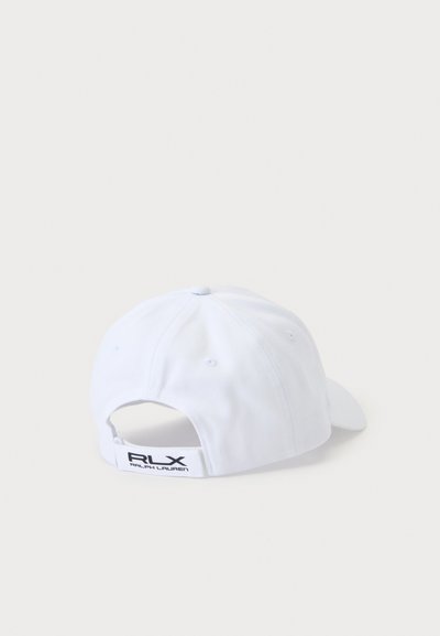 Casquette de baseball blanche ajustable montrant l'arrière avec l'étiquette "RLX Ralph Lauren" sur la sangle sur fond uni.