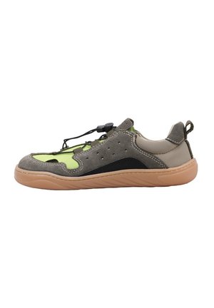 Zapatilla con cordones de parte superior de ante gris, acentos verdes, panel lateral negro y suela de goma marrón. Presenta un sistema de cierre tipo toggle.