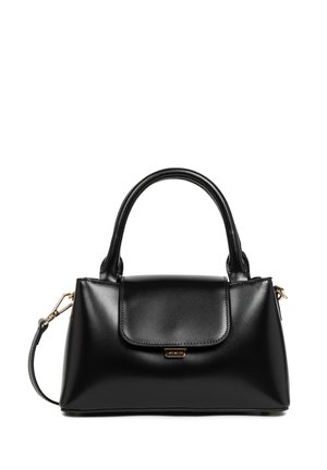 Sac à main en cuir noir avec une texture lisse, une forme structurée, des accessoires en or, des poignées supérieures et une bandoulière amovible. Fermeture à rabat à l'avant.
