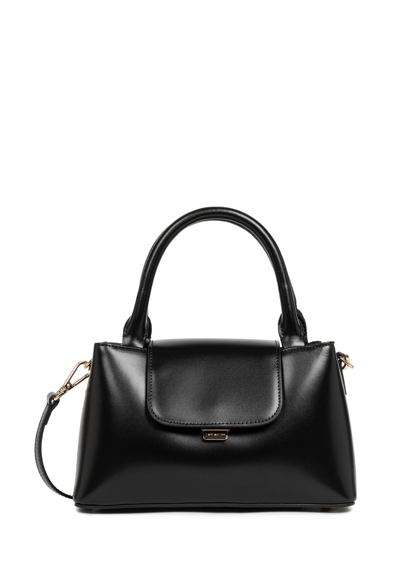 Borsa a mano in pelle nera con texture liscia, forma strutturata, hardware dorato, manici superiori e tracolla removibile. Chiusura a patta frontale.