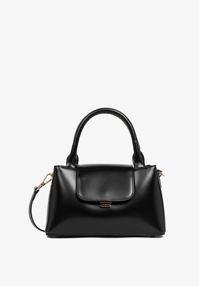 Sac à main en cuir noir avec une texture lisse, une forme structurée, des accessoires en or, des poignées supérieures et une bandoulière amovible. Fermeture à rabat à l'avant.