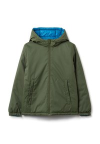 Chaqueta aislante verde oliva con interior azul, cierre frontal, capucha y puños elásticos. Cuenta con dos bolsillos laterales. Textura suave.