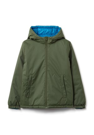 Olijfgroene geïsoleerde jas met een blauwe binnenkant, voorzijde met ritssluiting, capuchon en elastische manchetten. Bevat twee zijzakken. Glad oppervlak.