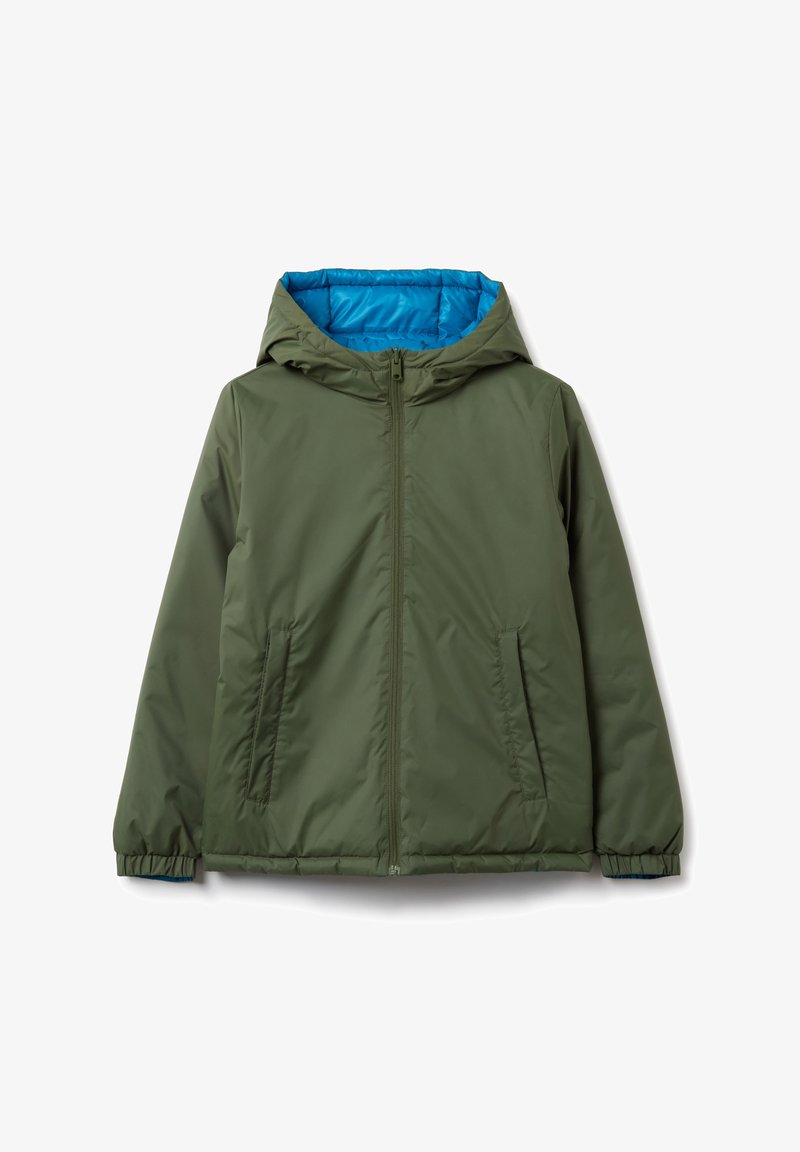 Giacca isolante verde oliva con interno blu, zip frontale, cappuccio e polsini elastici. Presenta due tasche laterali. Texture liscia.