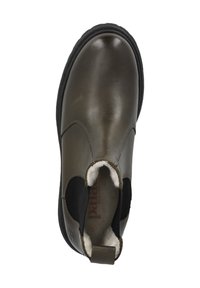 Bota de cuero de un verde oliva oscuro, sin cordones, con paneles laterales elásticos negros y forro de felpa blanca, vista desde arriba.
