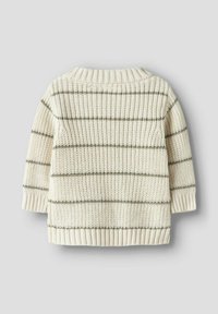 Kremfarget genser i strikk med horisontale olivengrønne striper. Klassisk ribbestrikket halslinning og ermer, med et teksturert vevmønster.