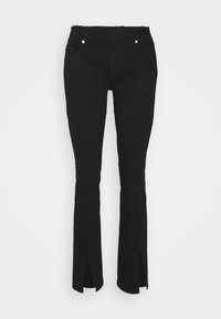 Pantalones negros acampanados con dobladillo sin terminar, bolsillos frontales y detalles en hardware plateado. Están hechos de una tela sólida y texturizada. Detalle de abertura en el dobladillo.