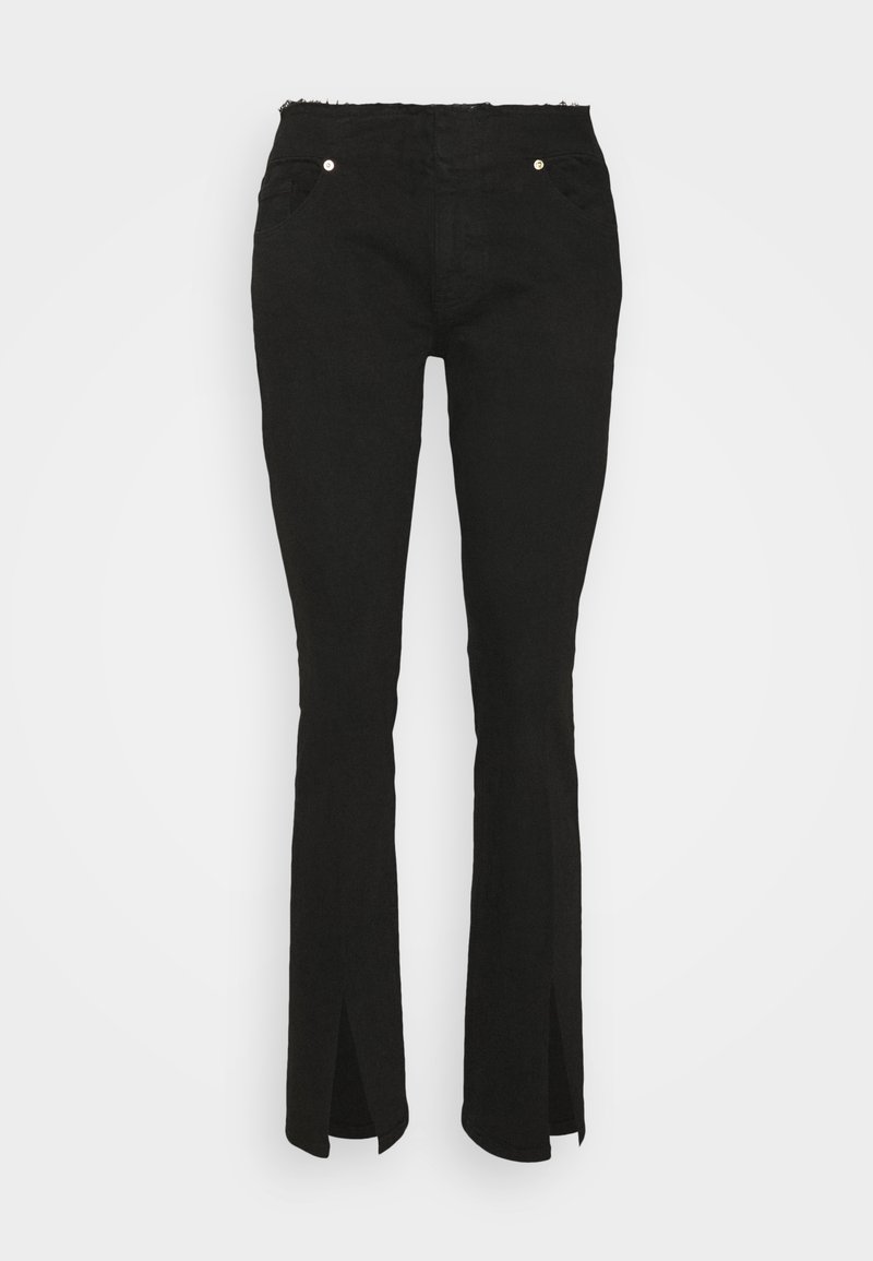 Pantalones negros acampanados con dobladillo sin terminar, bolsillos frontales y detalles en hardware plateado. Están hechos de una tela sólida y texturizada. Detalle de abertura en el dobladillo.