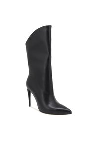 Stivale alla caviglia in pelle nera con punta affilata e tacco a stiletto sottile. Texture liscia con un design aderente e alto alla caviglia.