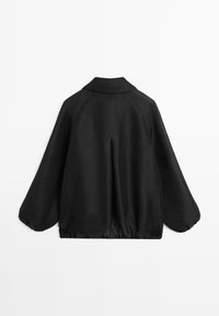 Schwarze Langarmjacke mit weiten Ärmeln, elastischen Bündchen und Saum, Kellerfalte in der Mitte des Rückens und kleinem Kragen.