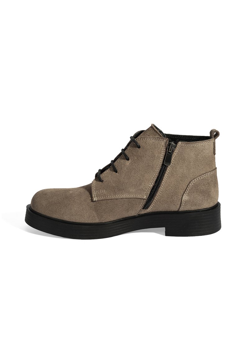Beige Wildlederschuhe mit Schnürung vorne, seitlichem Reißverschluss und einer schwarzen Gummisohle. Sie sind mit einer abgerundeten Zehenpartie und einer Zugschlaufe an der Rückseite für einfaches Anziehen ausgestattet.