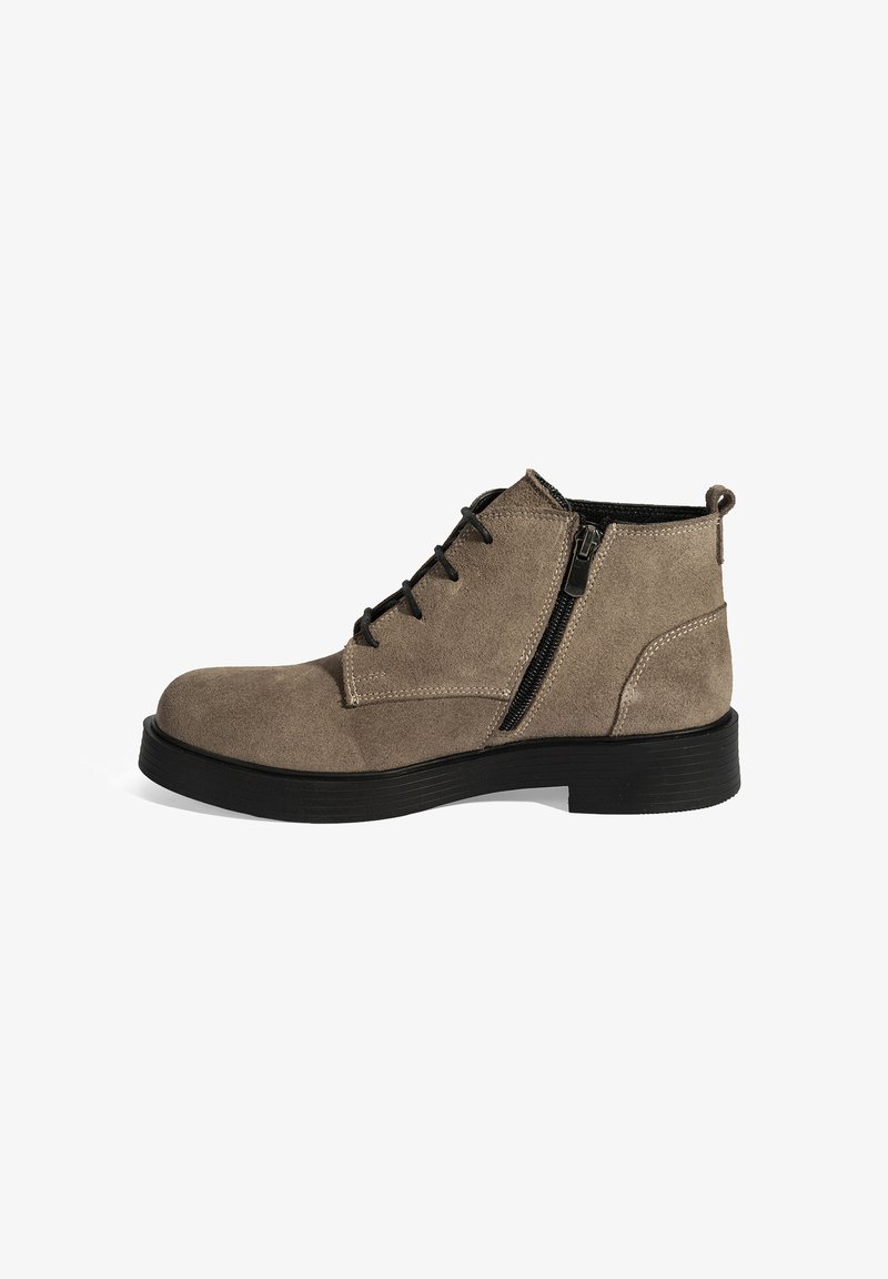 Beige Wildlederschuhe mit Schnürung vorne, seitlichem Reißverschluss und einer schwarzen Gummisohle. Sie sind mit einer abgerundeten Zehenpartie und einer Zugschlaufe an der Rückseite für einfaches Anziehen ausgestattet.