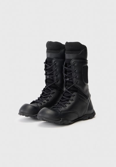 Bottes tactiques noires avec une tige haute, en cuir texturé, accents en mesh, capuchon de protection renforcé et semelle en caoutchouc robuste avec lacets.