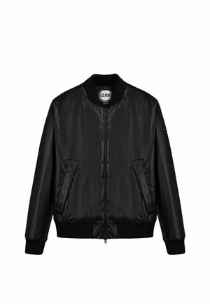 Giubbotto bomber nero con finitura liscia, colletto e polsini a coste neri, due tasche frontali e chiusura con zip. Logo del marchio sulla manica.