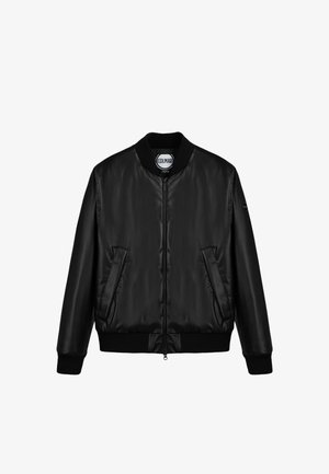 Črna bomberska jakna z gladkim zaključkom, rebrastim črnim ovratnikom in manšetami, dvema sprednjima žepoma in zadrgo. Logotip blagovne znamke na rokavu.