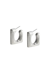 Sølvmetal ringøreringe med et geometrisk design, der har en tykk, poleret overflade og en åben løkke i bunden til fastgørelse.
