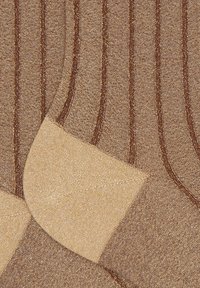 Braun gestreifte Socken mit hellbraunen Zehen- und Fersenbereichen. Hergestellt aus einem strukturierten Stoff, mit vertikalen Streifen und einer glatten Oberfläche.