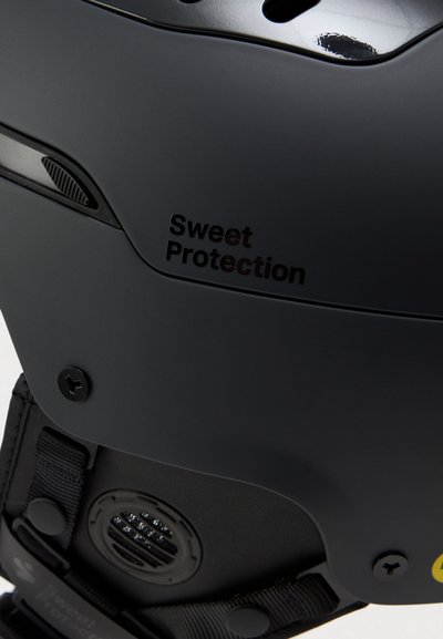 Musta kiiver mati viimistlusega, ventilatsiooniavade ja reguleeritava rihmaga. Omab embosseeritud "Sweet Protection" logo ja silmapaistvaid riistvarateavet.