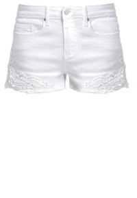 Shorts de mezclilla blancos con botón frontal, bolsillos y detalles de encaje floral a lo largo de los bordes del dobladillo.
