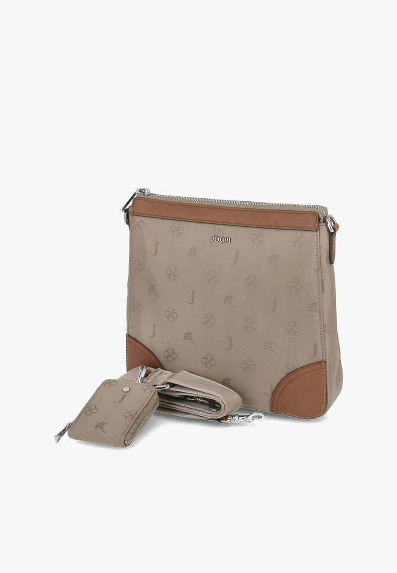 Borsa beige con logo in rilievo e motivo floreale, accenti marroni, ferramenta in argento, dotata di tracolla staccabile, include una piccola pochette coordinata.