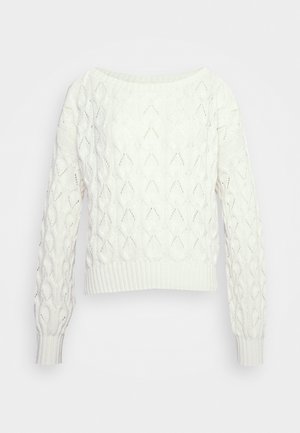 Suéter blanco de punto con patrones de cable y diamante, con mangas largas y puños y dobladillo acanalados.