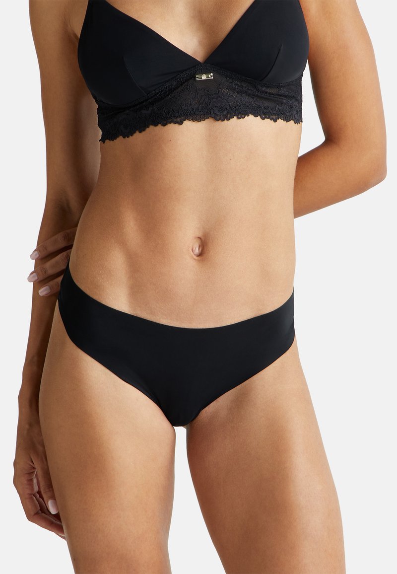 Zwarte bikini onderkant met een gladde textuur en minimale bedekking. Het ontwerp heeft een eenvoudige, strakke snit en een naadloze tailleband.