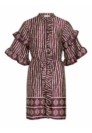 Rochie bordo cu model în dungi albe, cu mâneci scurte volănașe și talie legată. Prezintă un decolteu cu nasturi și accente decorative la tiv.