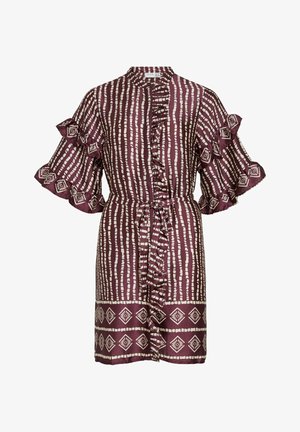 Robe bordeaux avec motif rayé blanc, manches courtes volantes et taille à liens. Présente un devant boutonné avec des accents décoratifs à l'ourlet.